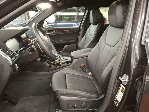 Used 2025 BMW X4 xDrive30i image 9