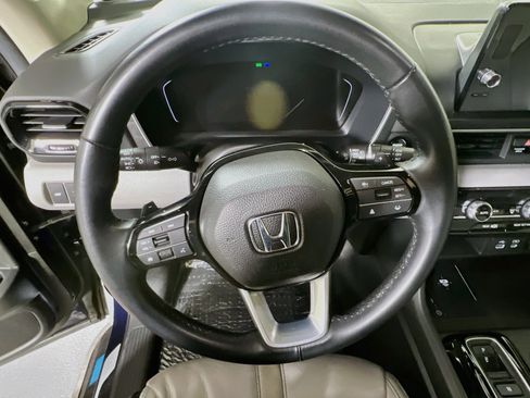 Used 2025 Honda Pilot Touring image 11