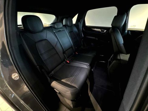 Used 2023 Porsche Cayenne AWD/4WD image 32