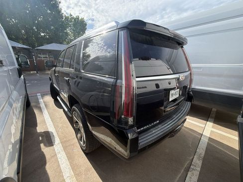 Used 2019 Cadillac Escalade Luxury AWD/4WD image 4