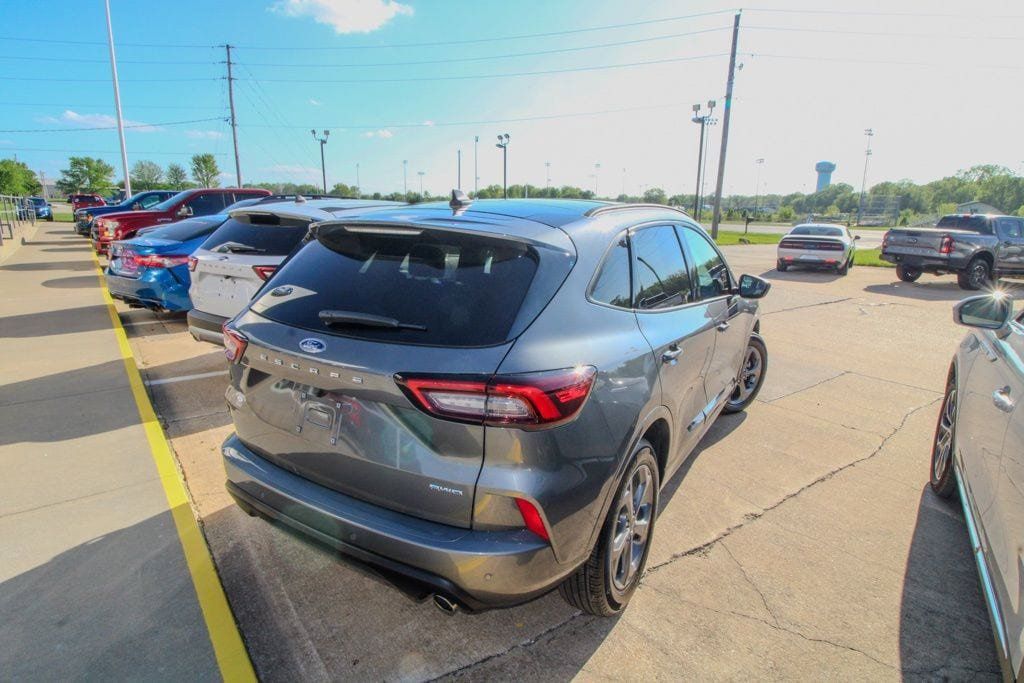 Used 2024 Ford Escape ST-Line w/ Tech Pack #1 AWD/4WD image 3