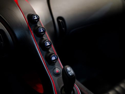 Used 2022 Bugatti Chiron Pur Sport image 33