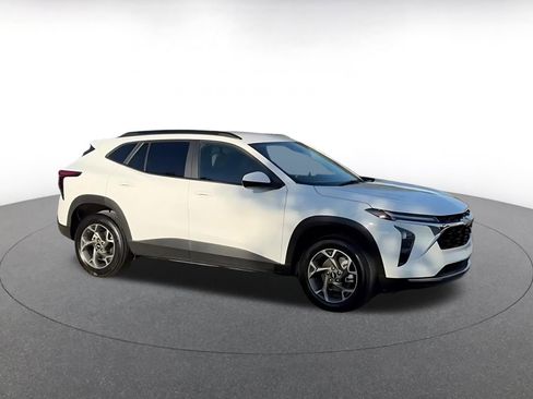 Used 2025 Chevrolet Trax LT image 2