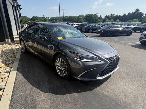 Used 2022 Lexus ES 300h w/ Accessory Package FWD image 4