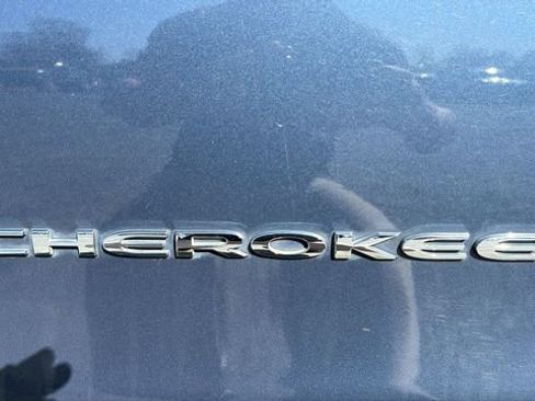 Used 2020 Jeep Cherokee Limited image 11