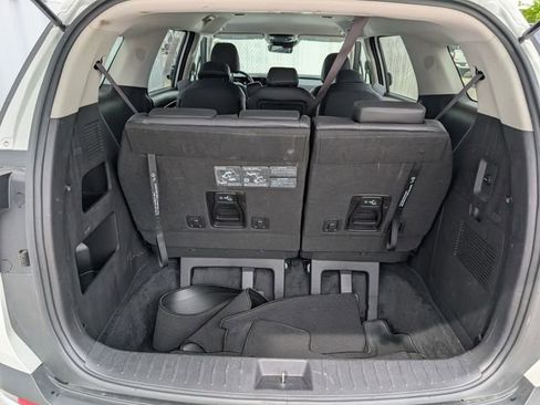 Used 2025 Kia Carnival FWD image 17