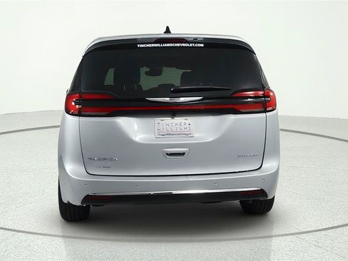 Used 2026 Chrysler Pacifica Limited FWD image 3