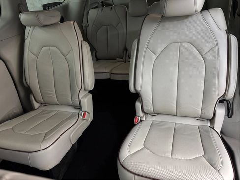 Used 2018 Chrysler Pacifica Limited FWD image 47