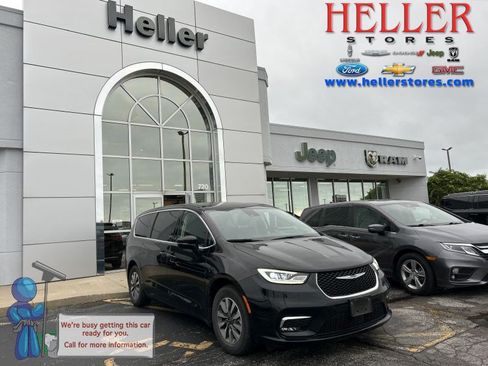 Used 2024 Chrysler Pacifica Limited FWD image 1