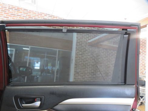 Used 2019 Toyota Highlander SE image 24