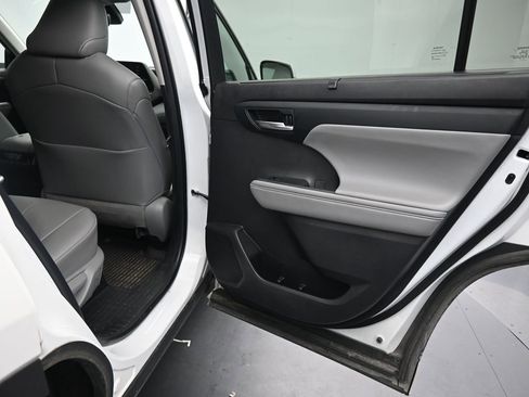 Used 2022 Toyota Highlander XLE image 11