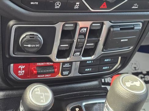 Used 2025 Jeep Wrangler Unlimited Rubicon AWD/4WD image 18