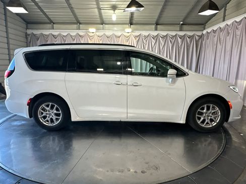 Used 2022 Chrysler Pacifica Touring-L image 9
