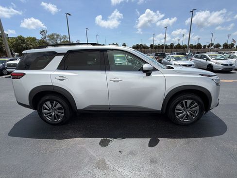 Used 2025 Nissan Pathfinder SV FWD image 8