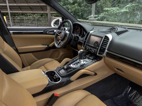 Used 2016 Porsche Cayenne AWD/4WD image 57