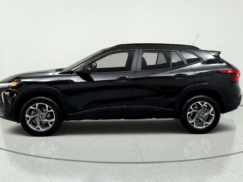 Used 2024 Chevrolet Trax LT w/ Sunroof Package FWD image 2