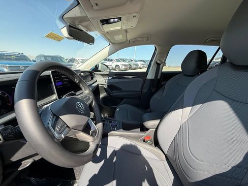 Certified 2025 Volkswagen Tiguan SE FWD image 12