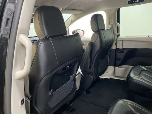 Used 2023 Chrysler Pacifica Touring-L image 15