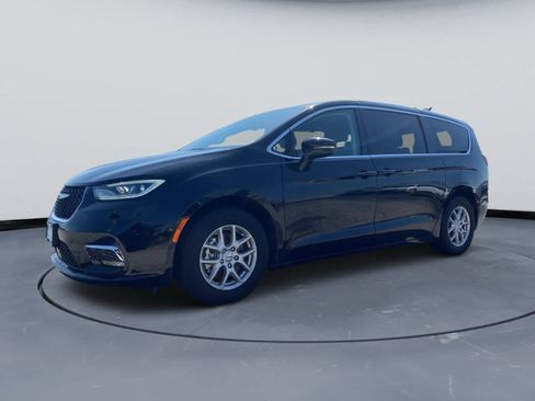 Used 2024 Chrysler Pacifica Touring-L FWD image 10