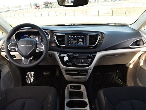 Used 2024 Chrysler Voyager LX image 7