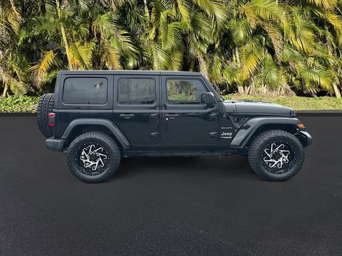 Used 2018 Jeep Wrangler Unlimited Sahara AWD/4WD image 3