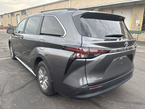 Used 2025 Toyota Sienna XLE AWD/4WD image 5