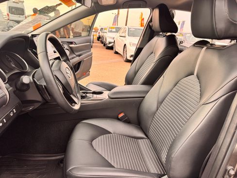 Used 2023 Toyota Camry SE FWD image 9