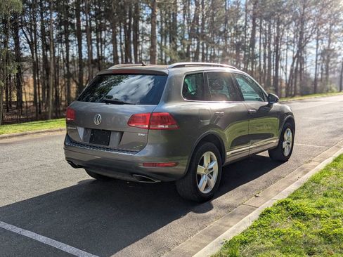Used 2013 Volkswagen Touareg TDI image 10