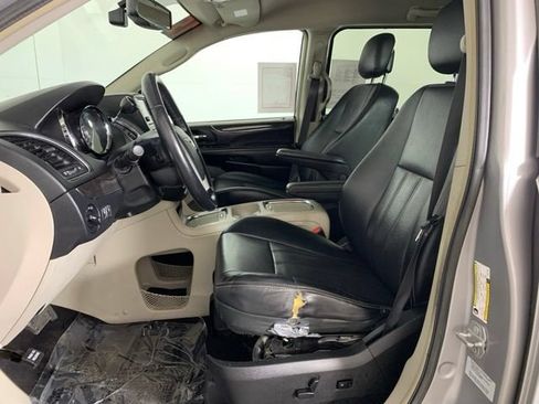 Used 2015 Chrysler Town & Country Touring-L w/ Driver Convenience Group FWD image 18