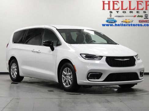 Used 2025 Chrysler Pacifica Select image 1