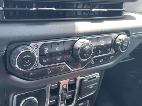 Used 2024 Jeep Wrangler Unlimited Sahara w/ Technology Group AWD/4WD image 19