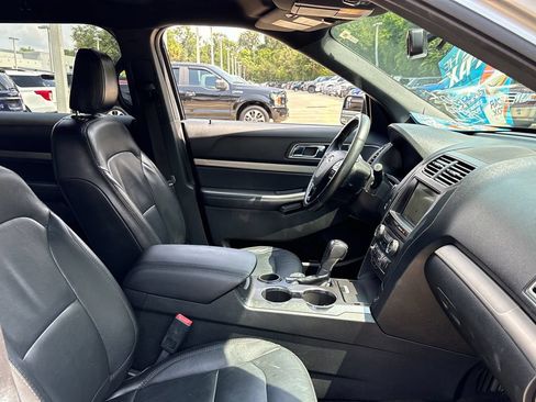 Used 2018 Ford Explorer XLT w/ Equipment Group 202A FWD image 29