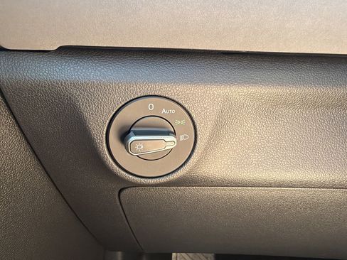 Used 2025 Volkswagen Jetta SE w/ Sunroof Package FWD image 28