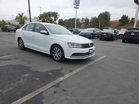 Used 2017 Volkswagen Jetta SE image 3