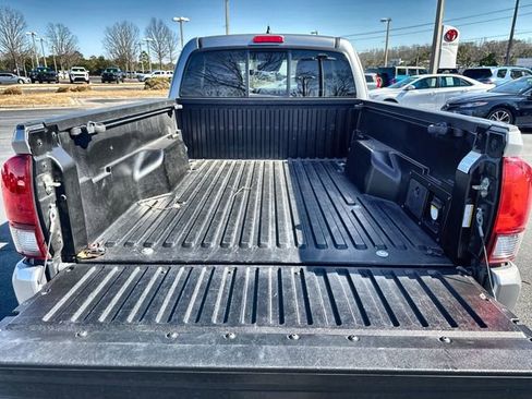 Used 2019 Toyota Tacoma TRD Sport image 30