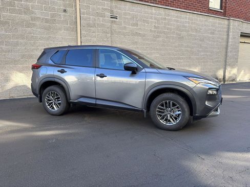 Used 2023 Nissan Rogue S AWD/4WD image 2