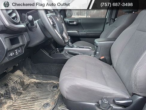 Used 2018 Toyota Tacoma TRD Sport image 9