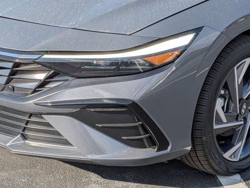 Used 2025 Hyundai Elantra Limited FWD image 9