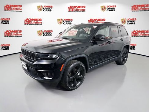 Used 2023 Jeep Grand Cherokee Altitude AWD/4WD image 14