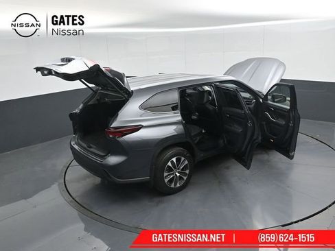 Used 2024 Toyota Highlander XLE AWD/4WD image 57