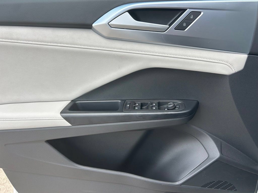 New 2026 Volkswagen Taos SE FWD image 18
