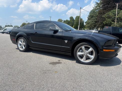 Used 2009 Ford Mustang GT RWD image 4
