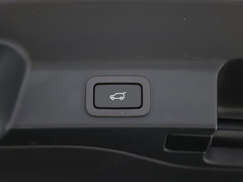 Used 2021 Jaguar F-PACE SVR image 61