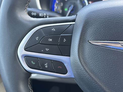 Used 2023 Chrysler Pacifica Touring-L FWD image 16