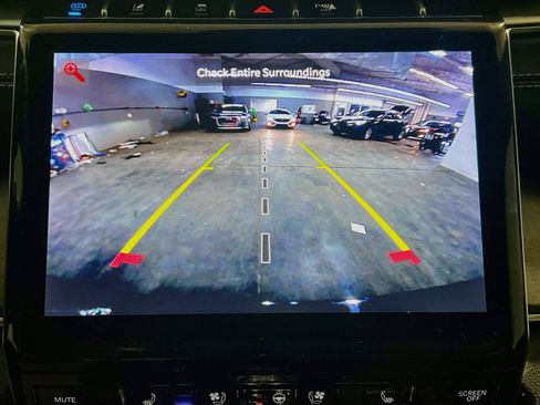 Used 2022 Jeep Grand Cherokee Overland w/ Luxury Tech Group IV AWD/4WD image 10