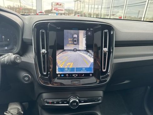 Certified 2025 Volvo XC40 B5 Plus AWD/4WD image 19