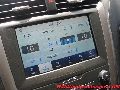 Used 2020 Ford Fusion SE FWD image 19