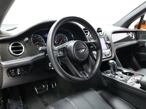Used 2019 Bentley Bentayga image 2