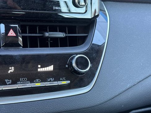 Used 2022 Toyota Corolla LE FWD image 28