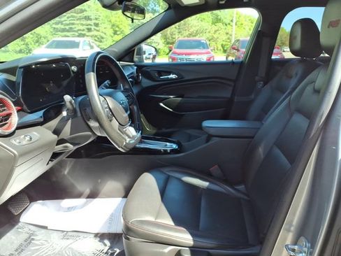 Used 2024 Chevrolet Trax RS w/ Sunroof Package FWD image 12